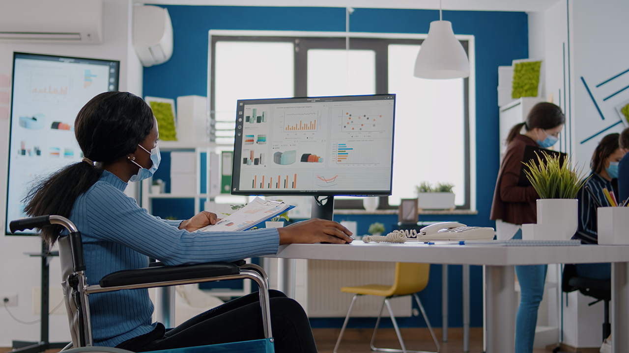 student-of-masters-degree-in-project-management-studying-online